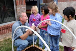 John Murphy plante un jardin potager, à partir de graines, avec des élèves de primaire.
