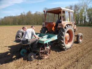 « Il faut être passionné. La nature, ça continue à pousser le weekend. S’il fait chaud, on ne peut pas laisser les semis griller. »