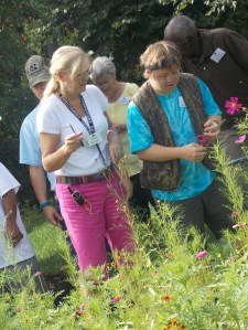 Beth dans le jardin de fleurs au Life Enrichment Center