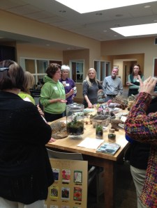 Les hortithérapeutes aiment se retrouver. Ici, la présentation sur les terrariums lors d'une réunion organisée par Beth en février.