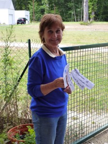 Jacqueline tient des étiquettes pour les plantes que l’association prépare et vend pour quelques centimes au sein de la maison de retraite.