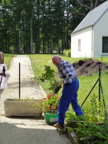 Guy, qui a choisi de venir vivre dans la maison de retraite, est l’aide jardinier le plus dédié.