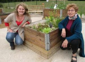 Paule Lebay (gauche) et Gisèle Rousseau au jardin.