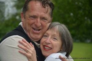 Jeannine Lafrenière (avec son frère) lors d'un événement pour lever des fonds pour la fondation Oublie pour un instant. Copyright Mark Desjardins, markusfoto.com 