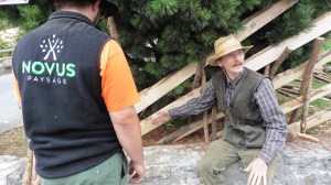 Jean-Daniel Dutoit en train de transmettre la technique de montage de barrière pour faire un virage arrondi le long d'un arbre.