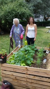 La psychologue et une résidente au jardin de l'Ehpad de Gonesse
