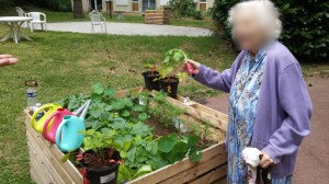Une résidente de l'Ehpad de Gonesse au jardin